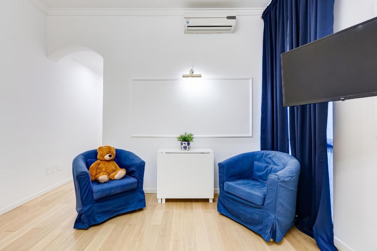 Apartment Trevi Fountain Modern