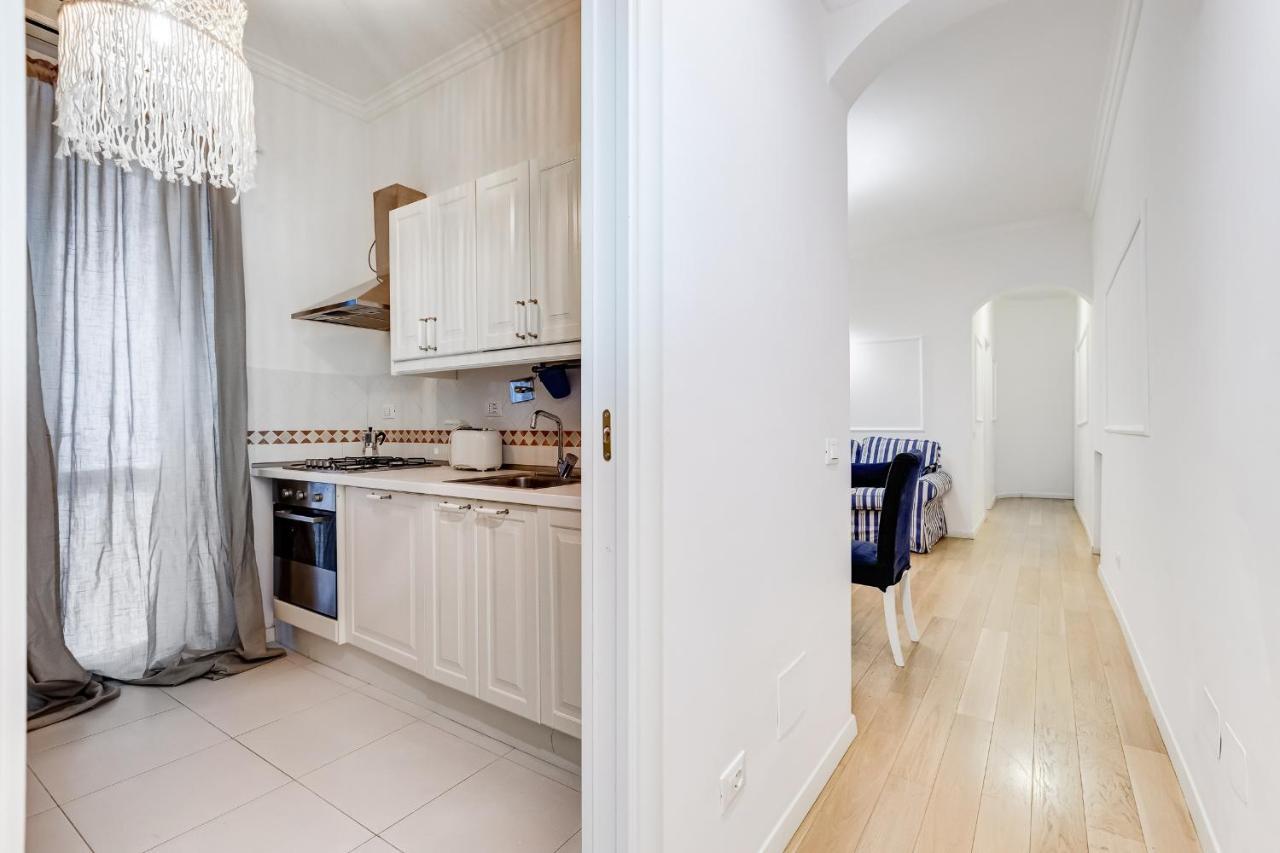 Trevi Fountain Modern Apartment