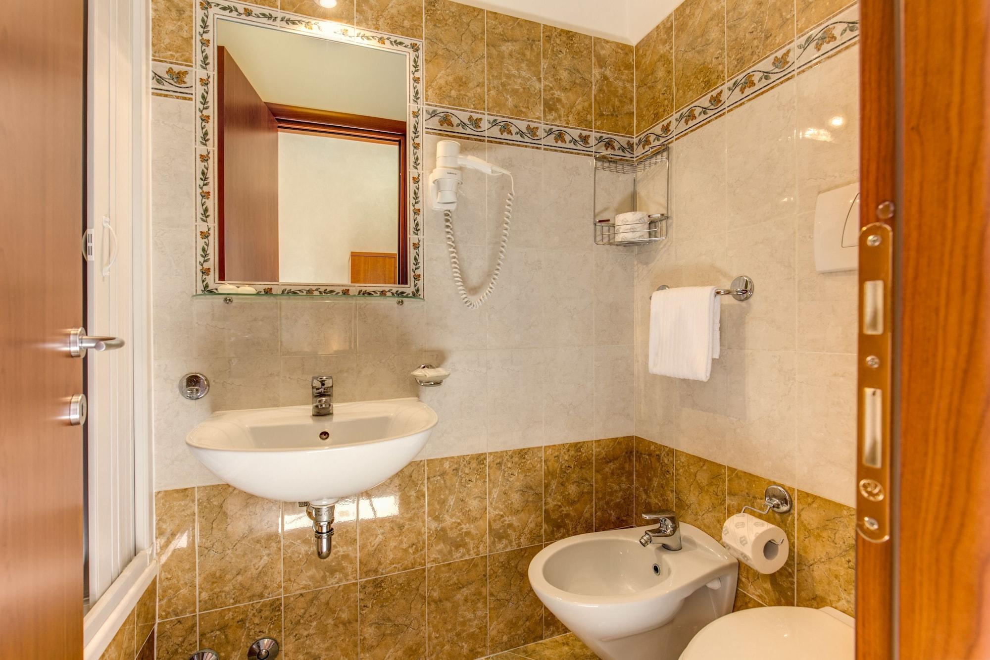 Centro Cavour 3* Rome
