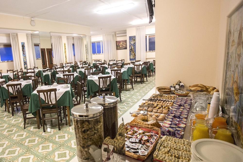 Guest house Istituto Piccole Ancelle Di Cristo Re 3*