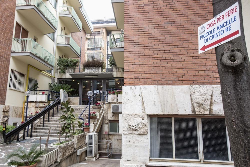 Istituto Piccole Ancelle Di Cristo Re 3* Rome