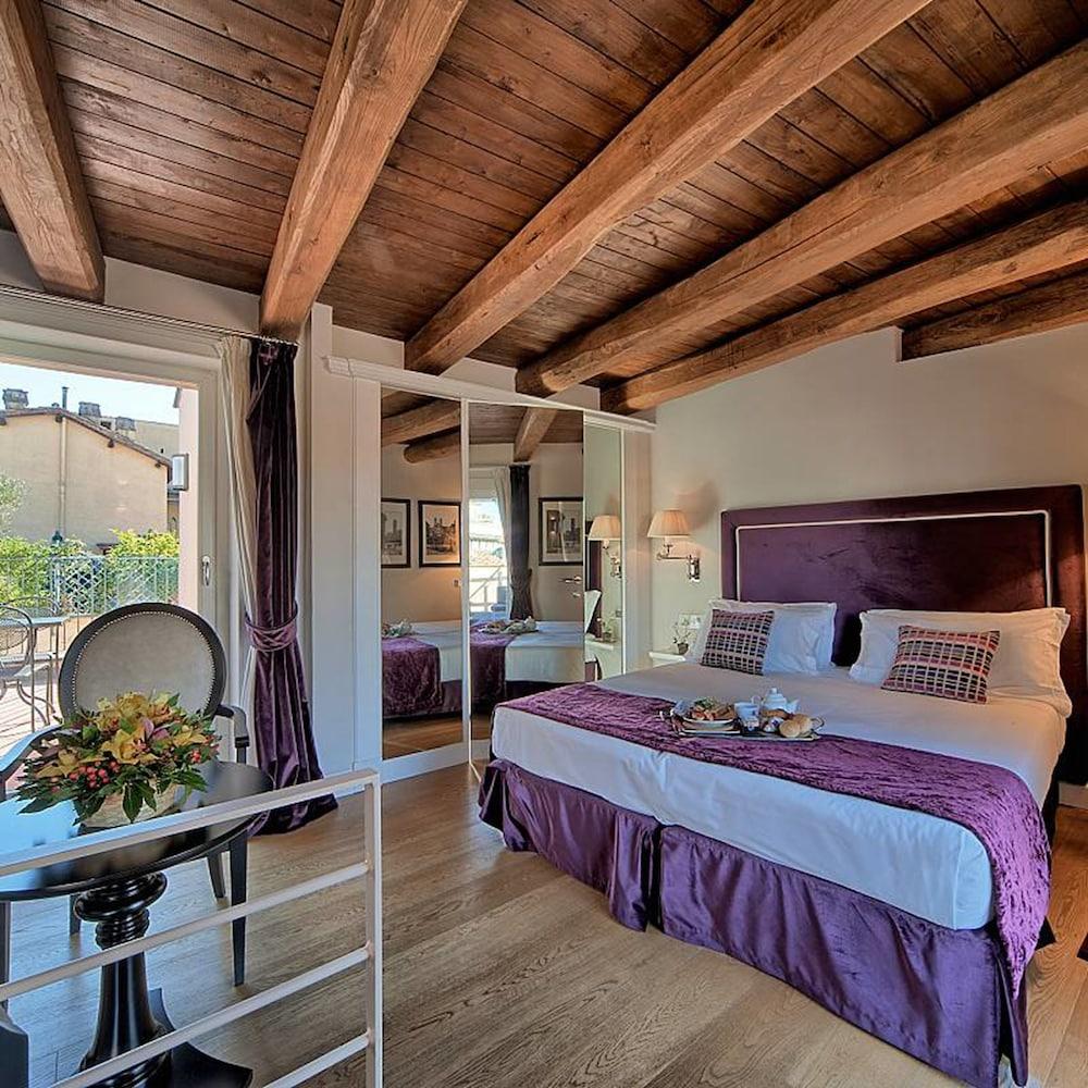 Trevi Palace Luxury Hotel Rome