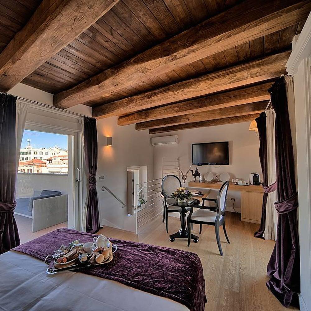 Trevi Palace Luxury Hotel Rome