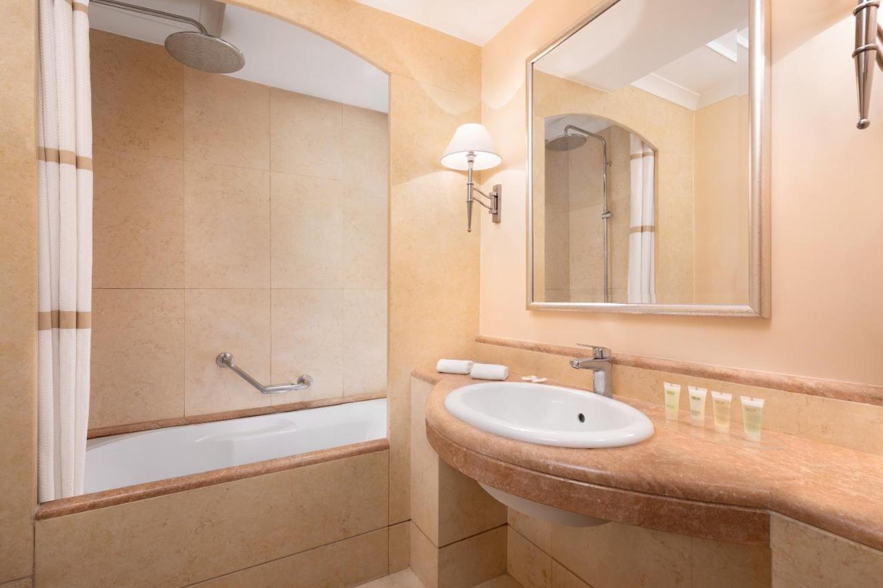 Courtyard By Marriott Park Rome
