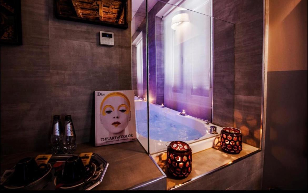 Guest house Town House Spagna- Luxury Rooms With Jacuzzi Bath *