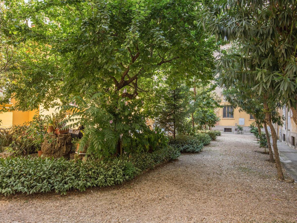 Deluxe One Bedroom Apartment, Perfect Location, Air Cond * Roma