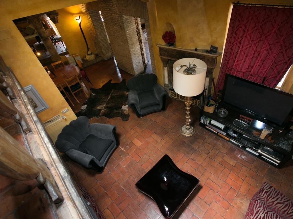 The Trastevere Painter Penthouse * Rome