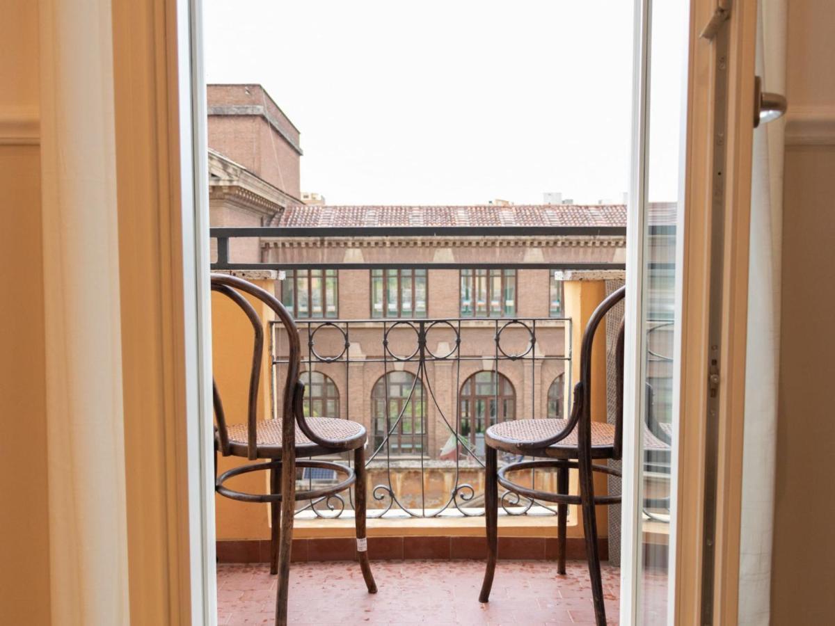 The Rent - Colorful One-bedroom In San Giovanni District