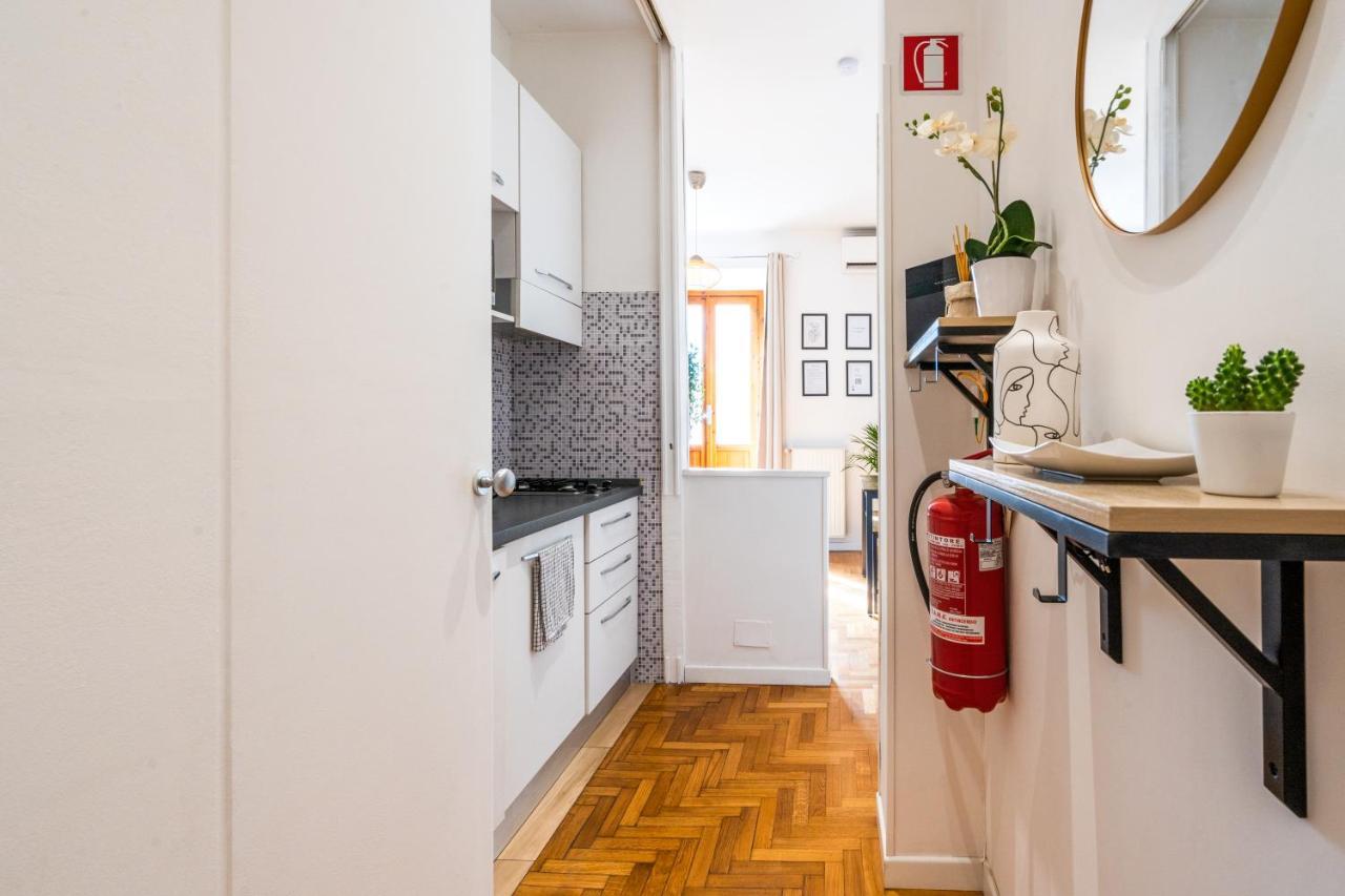 Apartment Colosseum House - Private Rooftop, Jacuzzi Hot Tub & View Rome