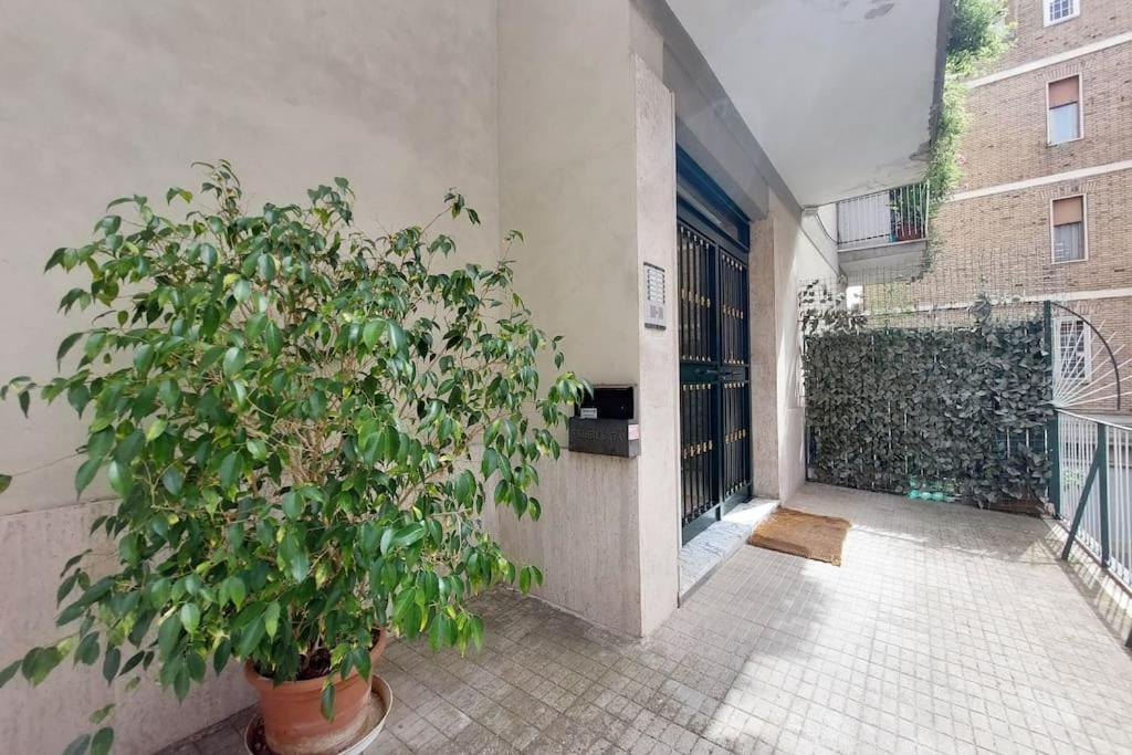 Relax Rome: Balcony Flat Near Gemelli Station Apartment