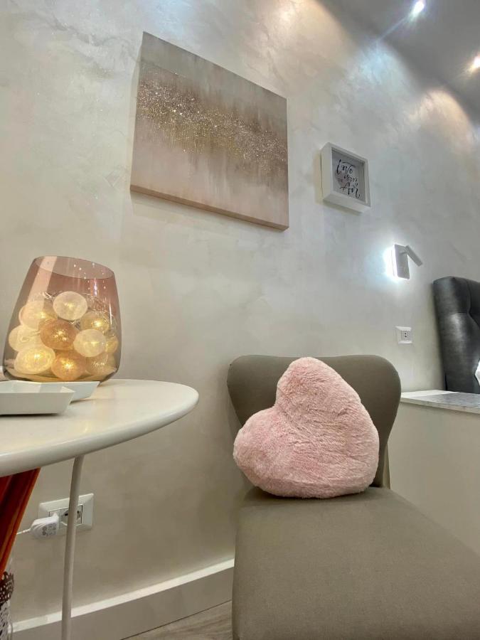Apartment Close To The Coloseum, 2 Minutes Walk From Metro A Rome