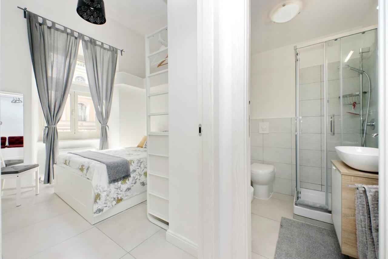 Castro Pretorio -1st Floor Of Historic Mansion With Lift, Comfortable, Baby Friendly, Bike Parking, Quiet And Guarded Area In Front Of Officers Headquarters 5 Minutes Walk From Termini Railway & Metro Station - Genuine Guest Care In 4 Lang Appartamento