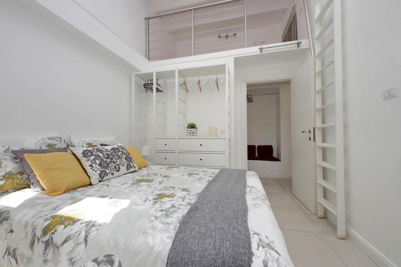Appartamento Castro Pretorio -1st Floor Of Historic Mansion With Lift, Comfortable, Baby Friendly, Bike Parking, Quiet And Guarded Area In Front Of Officers Headquarters 5 Minutes Walk From Termini Railway & Metro Station - Genuine Guest Care In 4 Lang