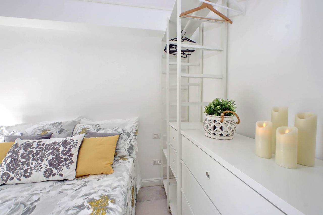 Appartamento Castro Pretorio -1st Floor Of Historic Mansion With Lift, Comfortable, Baby Friendly, Bike Parking, Quiet And Guarded Area In Front Of Officers Headquarters 5 Minutes Walk From Termini Railway & Metro Station - Genuine Guest Care In 4 Lang Roma