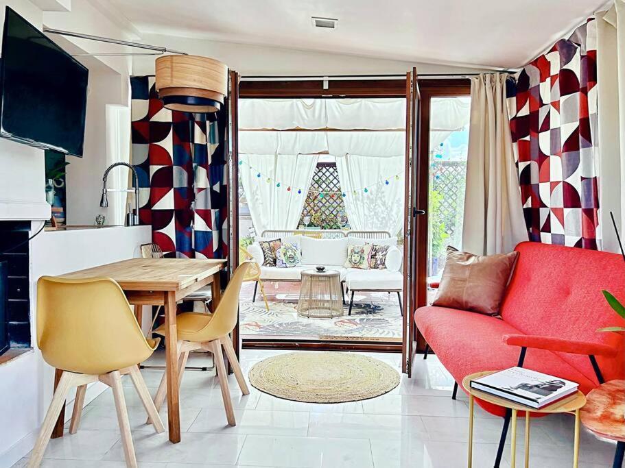 Apartment Lovely Mid-century With Stunning Terrace *