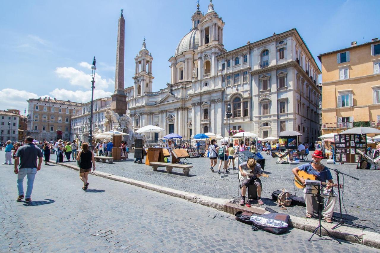 Sunny Navona Square *