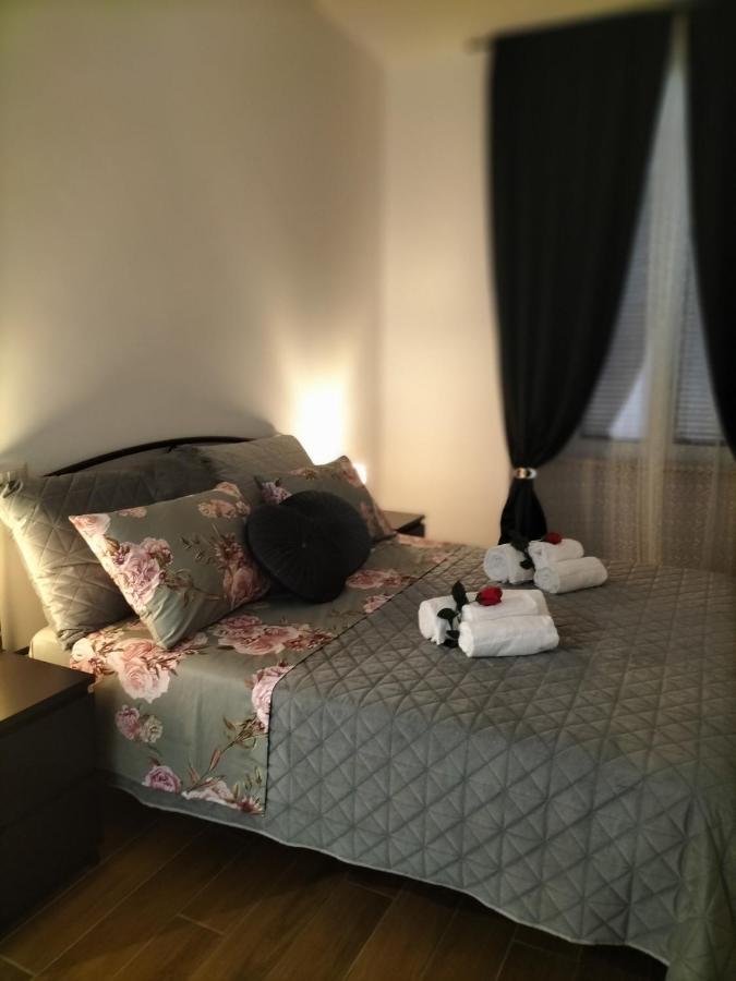Red Roses Domus Apartment *