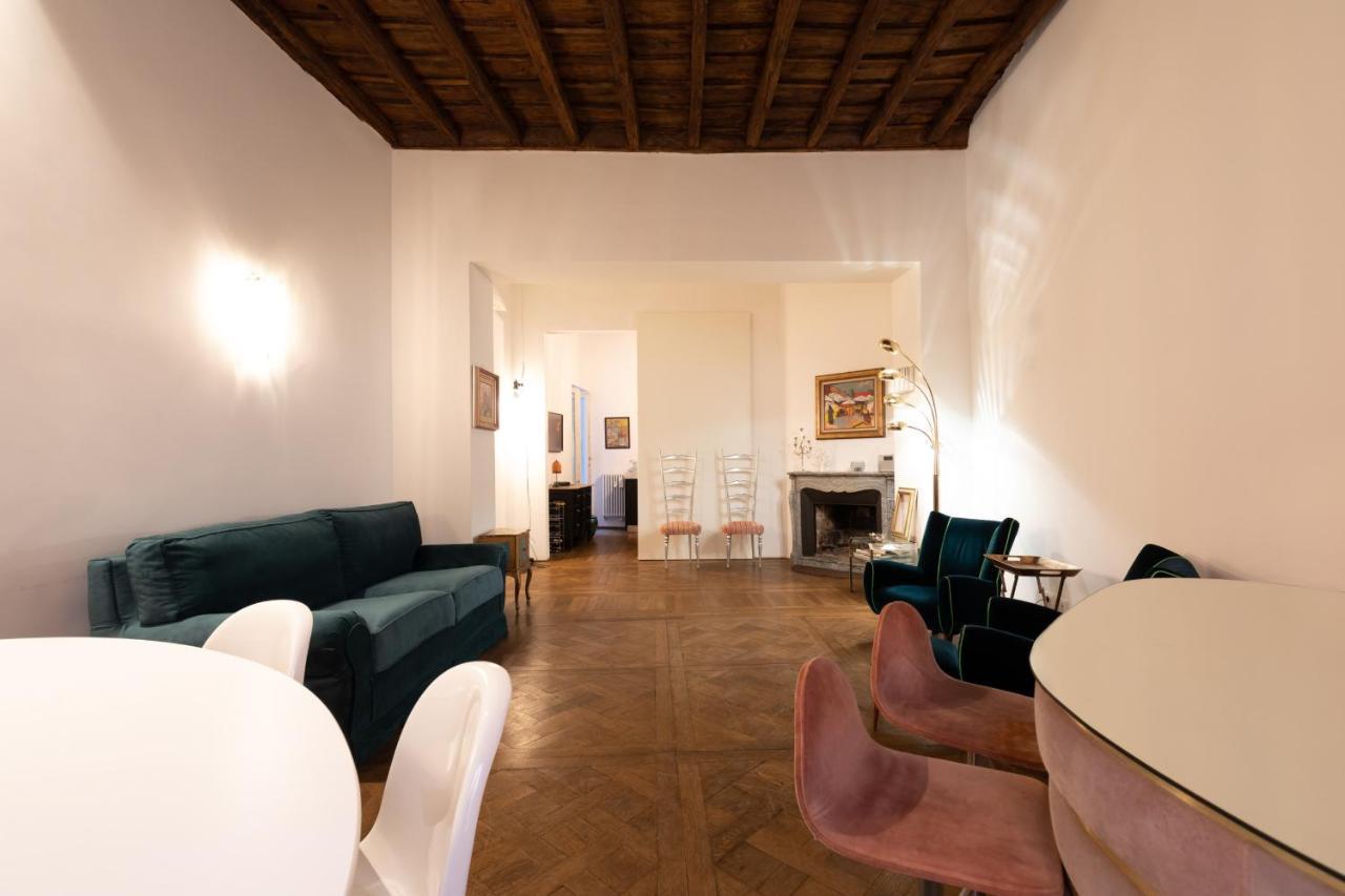 Chic And Style In Historical Via Giulia Apartment