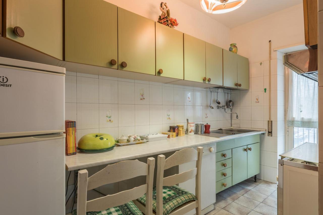 Altido Classic Style Flat With Balcony