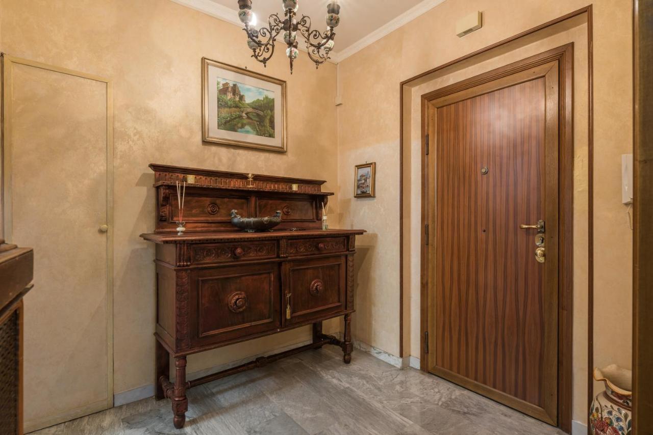 Apartment Altido Classic Style Flat With Balcony *