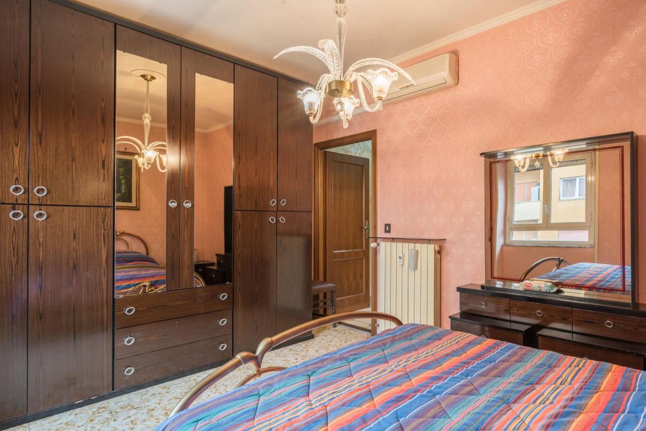 Apartment Altido Classic Style Flat With Balcony *