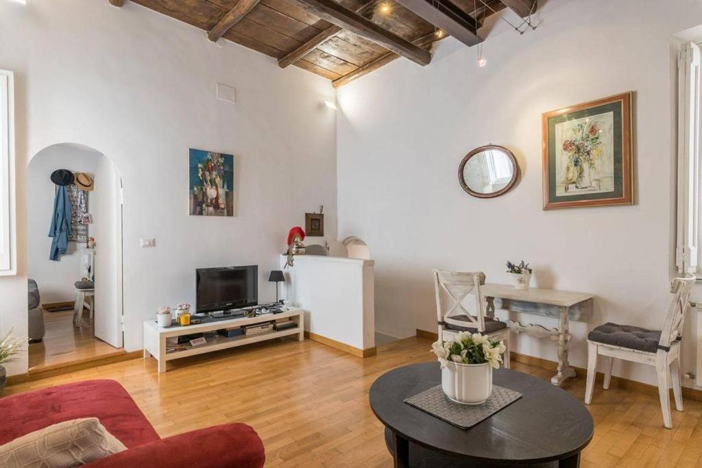 - Campo De' Fiori Apartment