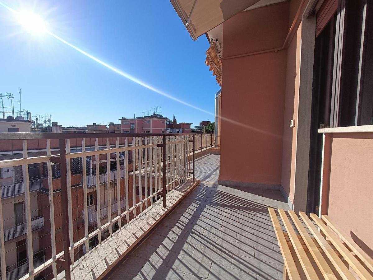 Apartment Avellini - Delightful And Spacious With Terrace - Near Metro A Cornelia