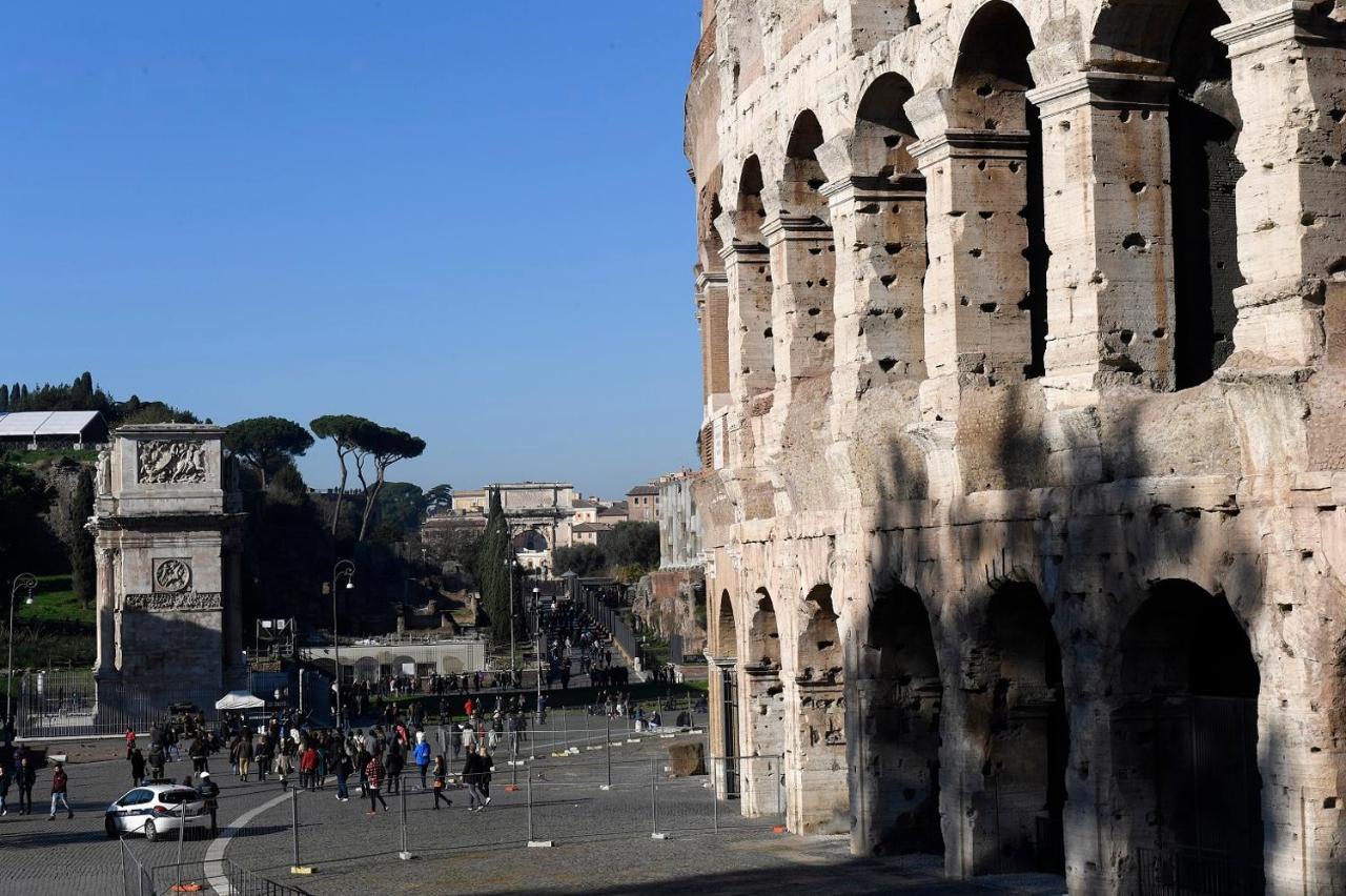 Colosseo Laterano 85 - And * Rome