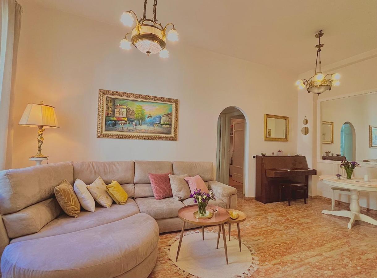 Elegant House In Apartment *