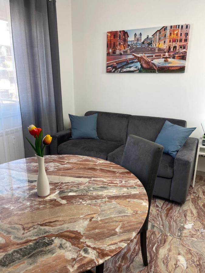 Henry Apartment *