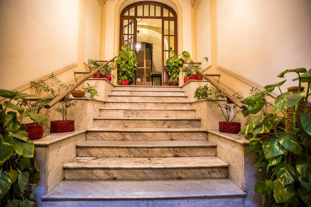 Hold - Luxury Rome