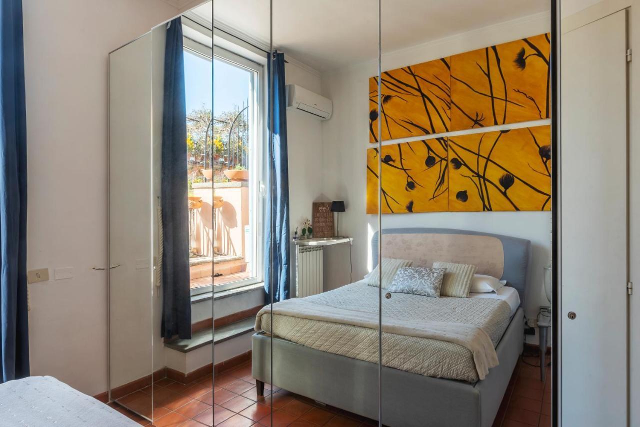 Spanish Steps Corner Apartment *