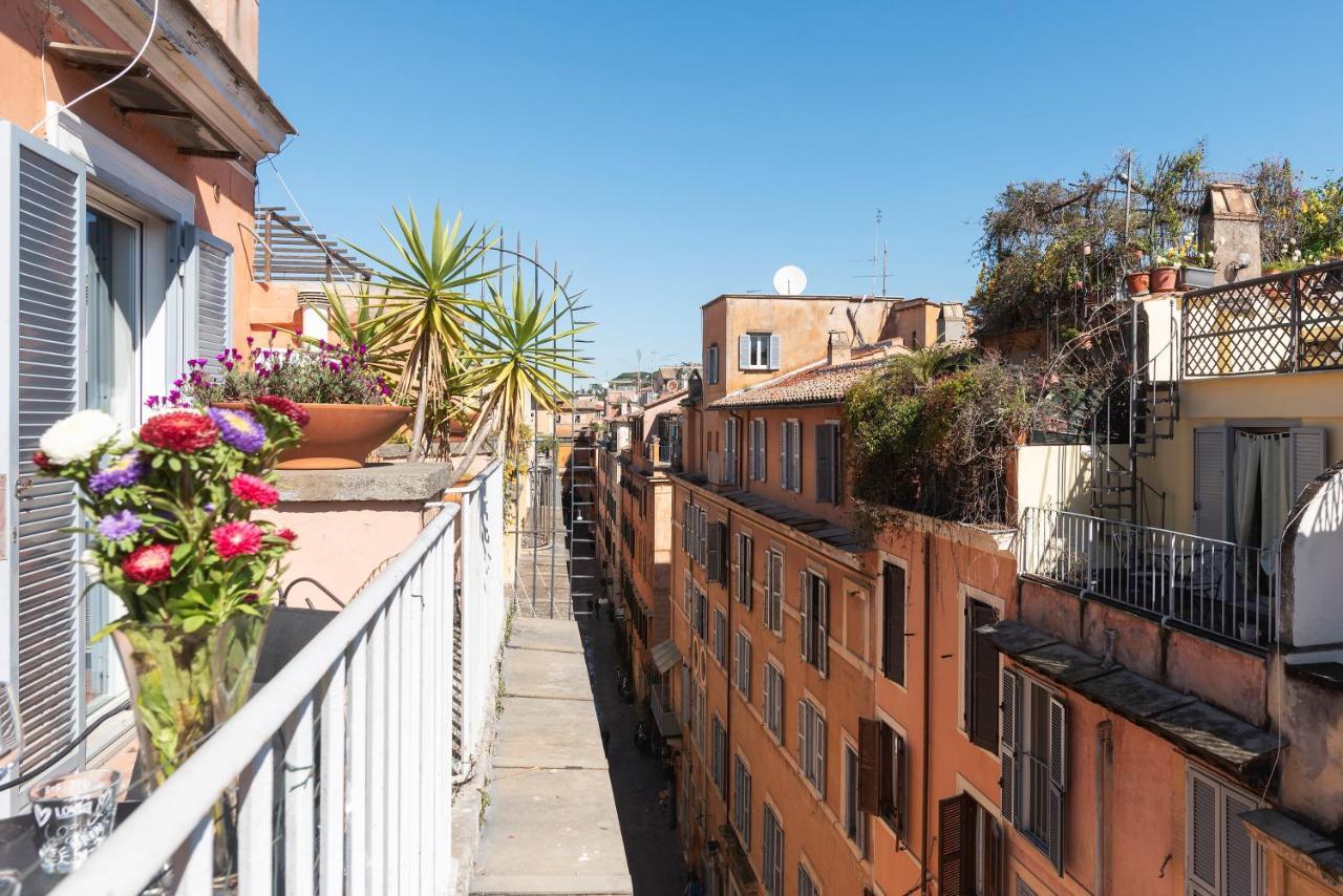 Spanish Steps Corner Apartment *