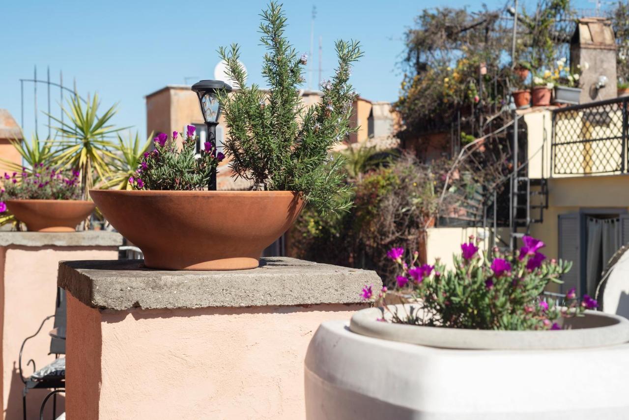 Spanish Steps Corner Apartment *