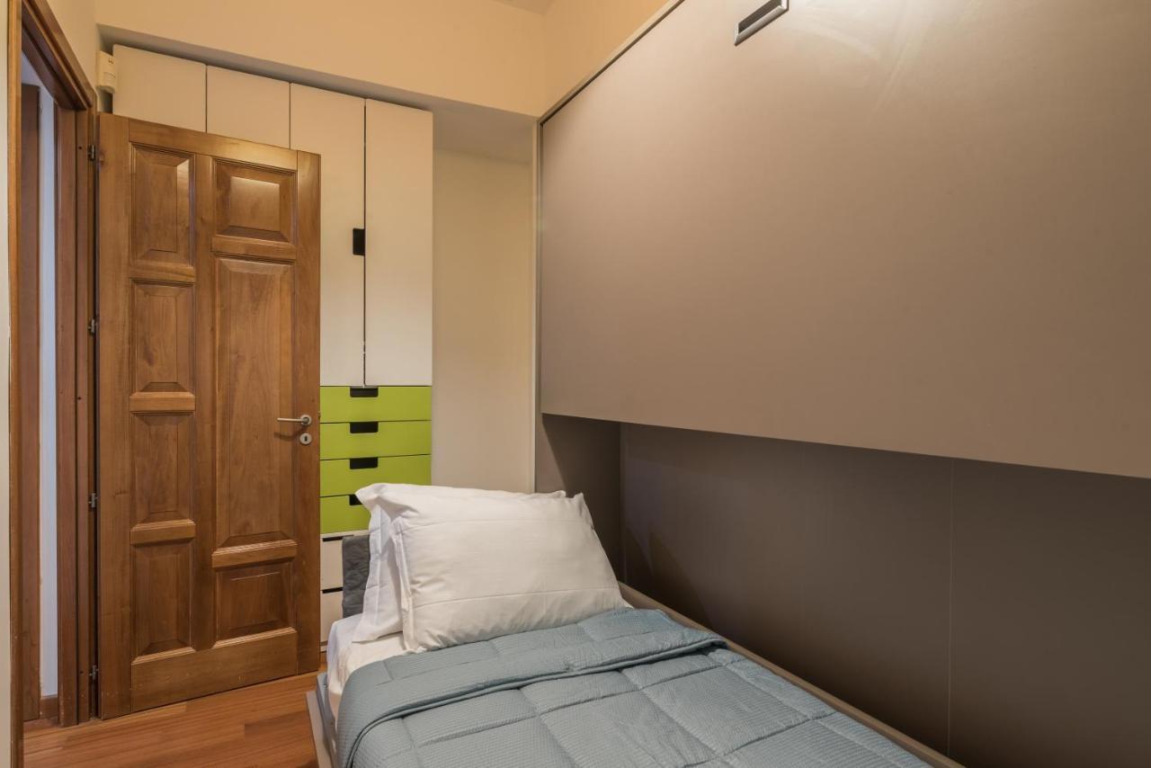 Bright 2 Bedroom And Balcony