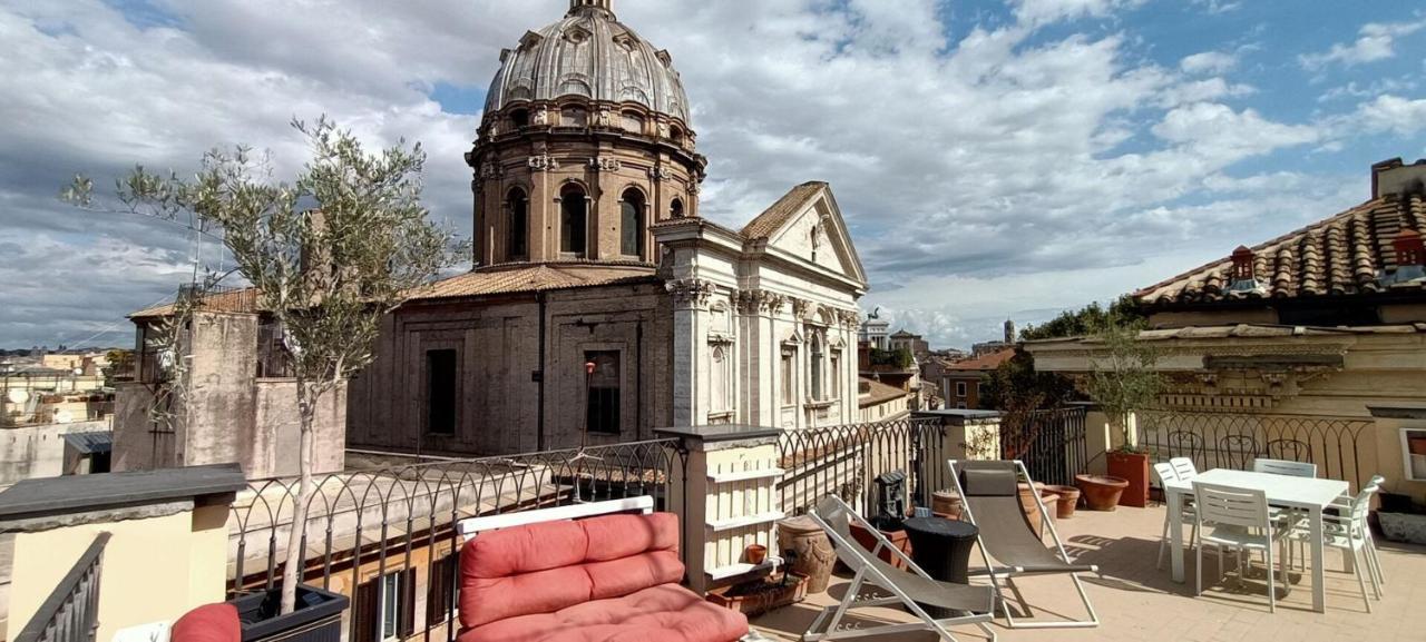 Terrace On The Monuments Of Apartment Rome