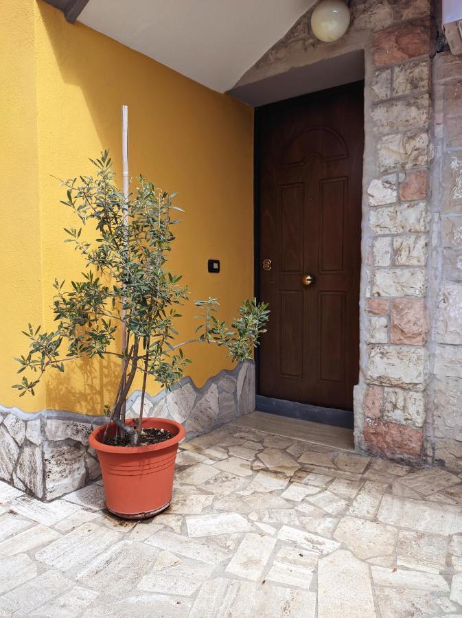 La Casetta Gialla Apartment *