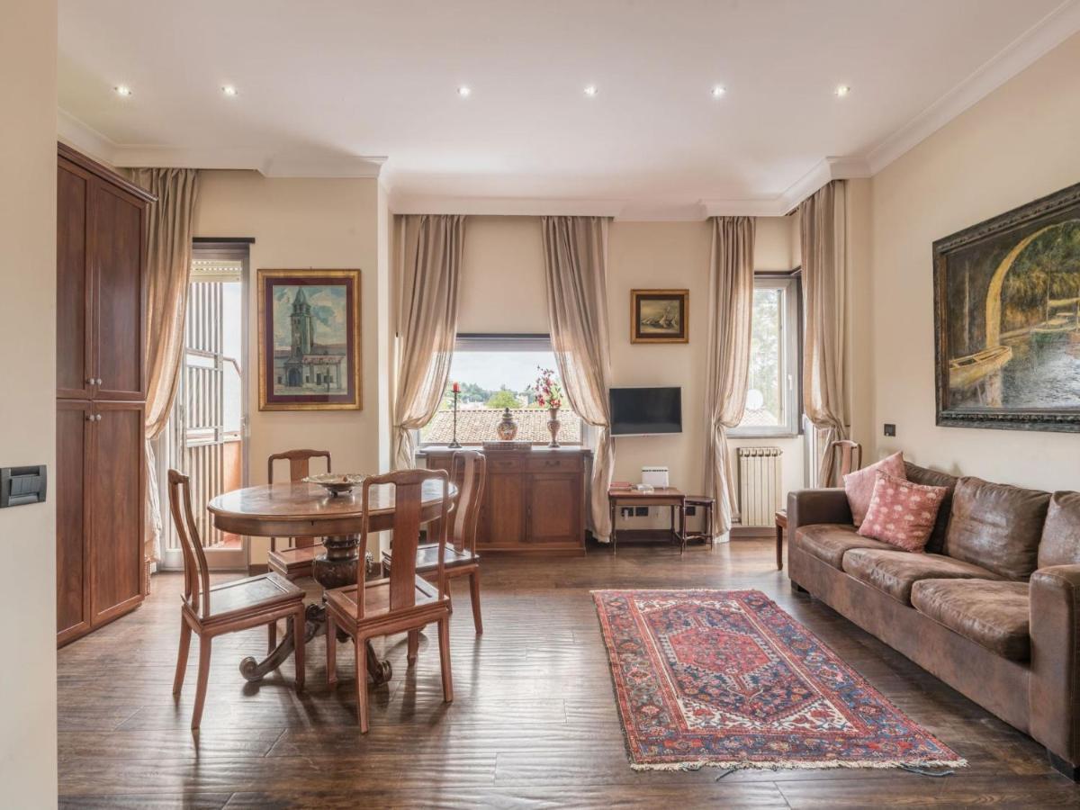 Apartment The Rent - Elegant Two-bedroom In Via Aurelia *