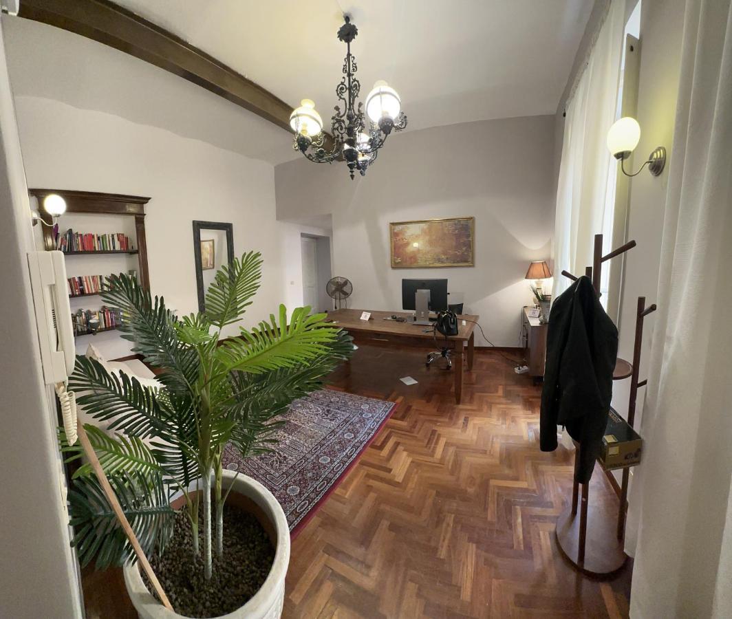 Apartment Lounge -