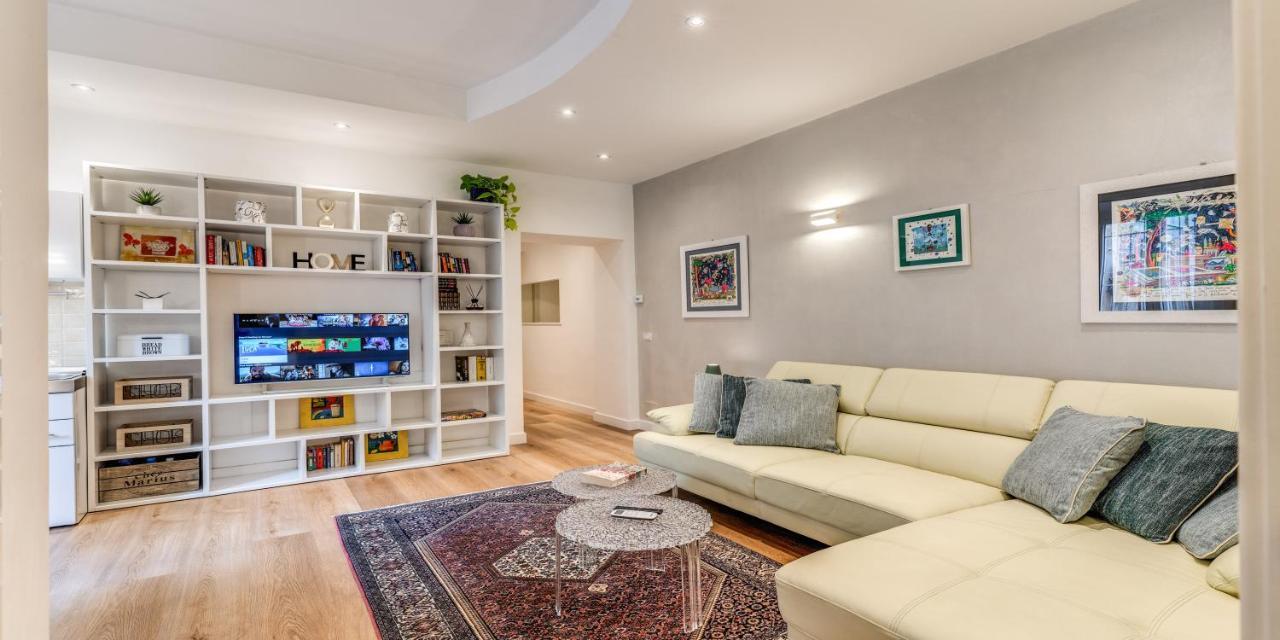 Deluxe One Bedroom Apartment, Perfect Location, Air Cond * Roma