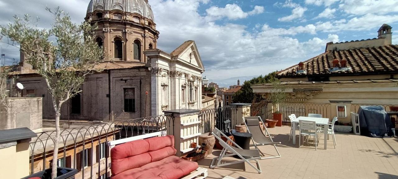 Terrace On The Monuments Of Apartment Rome