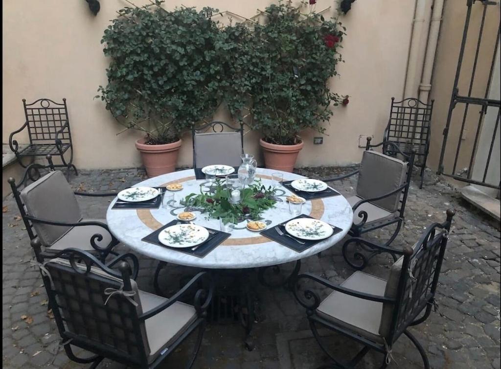 Luxury Via Giulia With Private Garden Apartment *