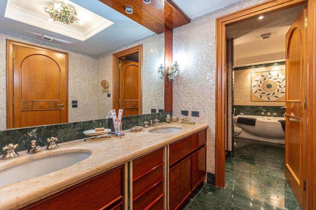 Luxury Via Giulia With Private Garden Apartment