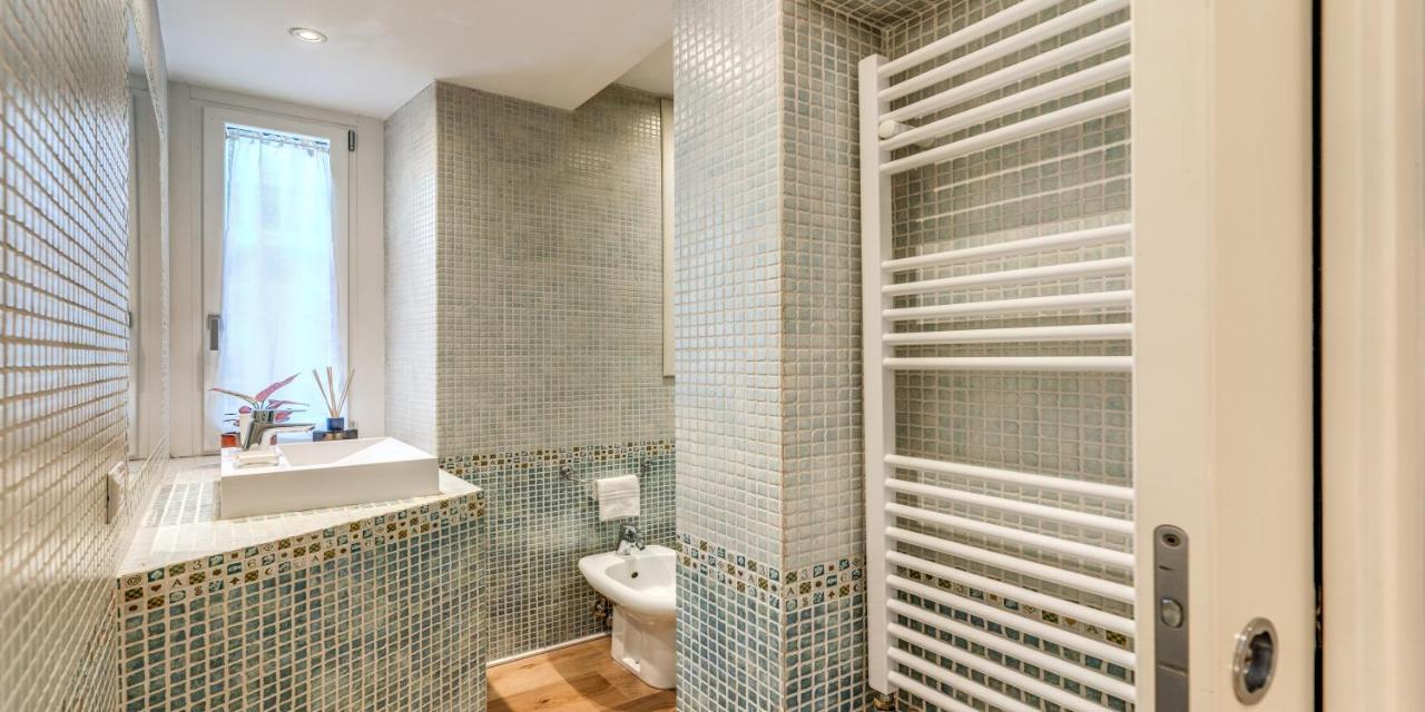 Deluxe One Bedroom Apartment, Perfect Location, Air Cond *