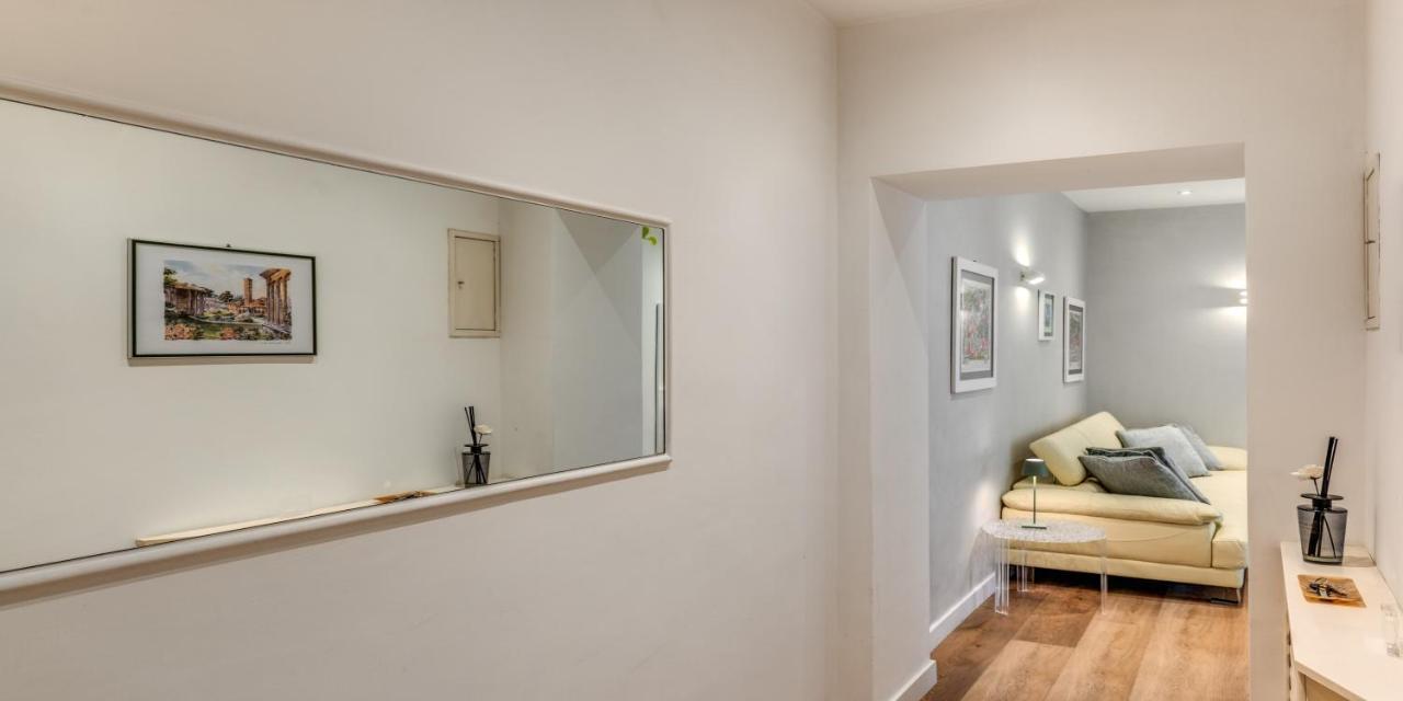 Deluxe One Bedroom Apartment, Perfect Location, Air Cond * Roma