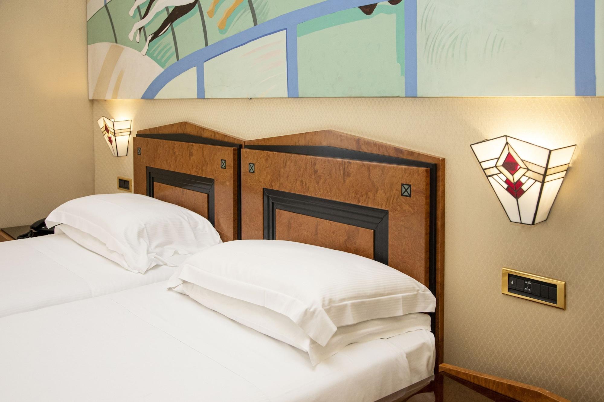 Western Artdeco Hotel 4*