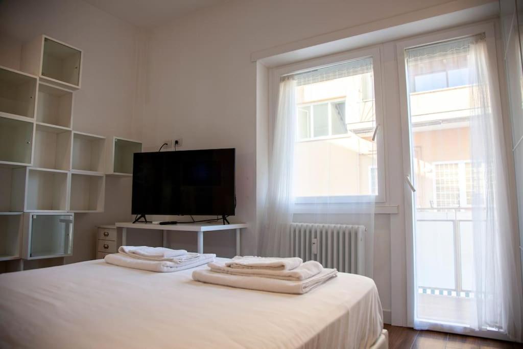 Modern And Stylish Flat Next To Metro Apartment *