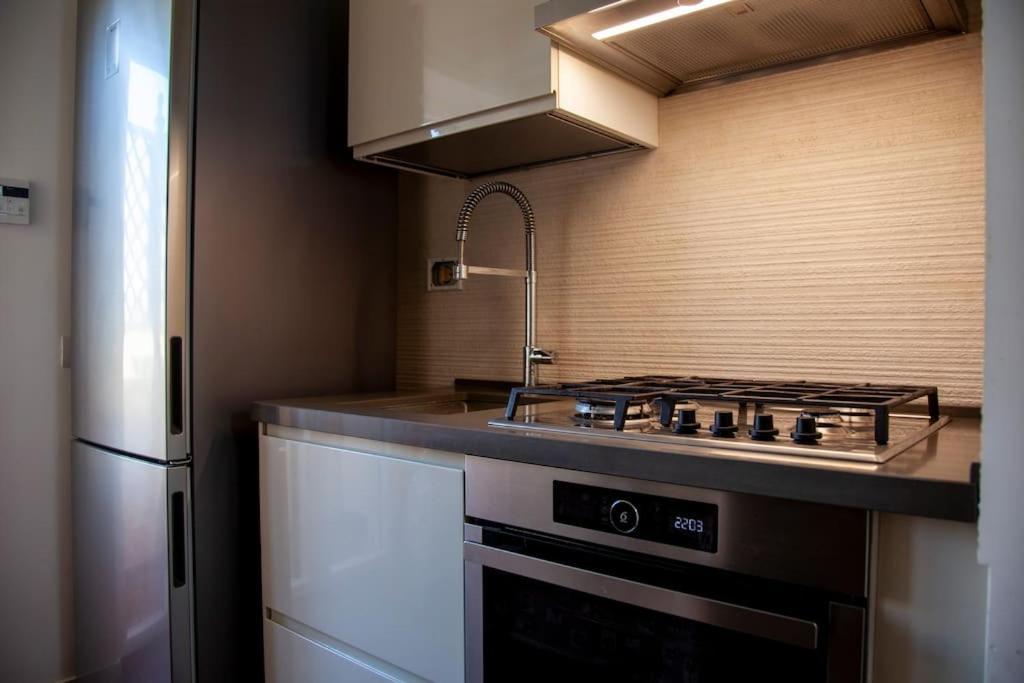 Modern And Stylish Flat Next To Metro Apartment Rome
