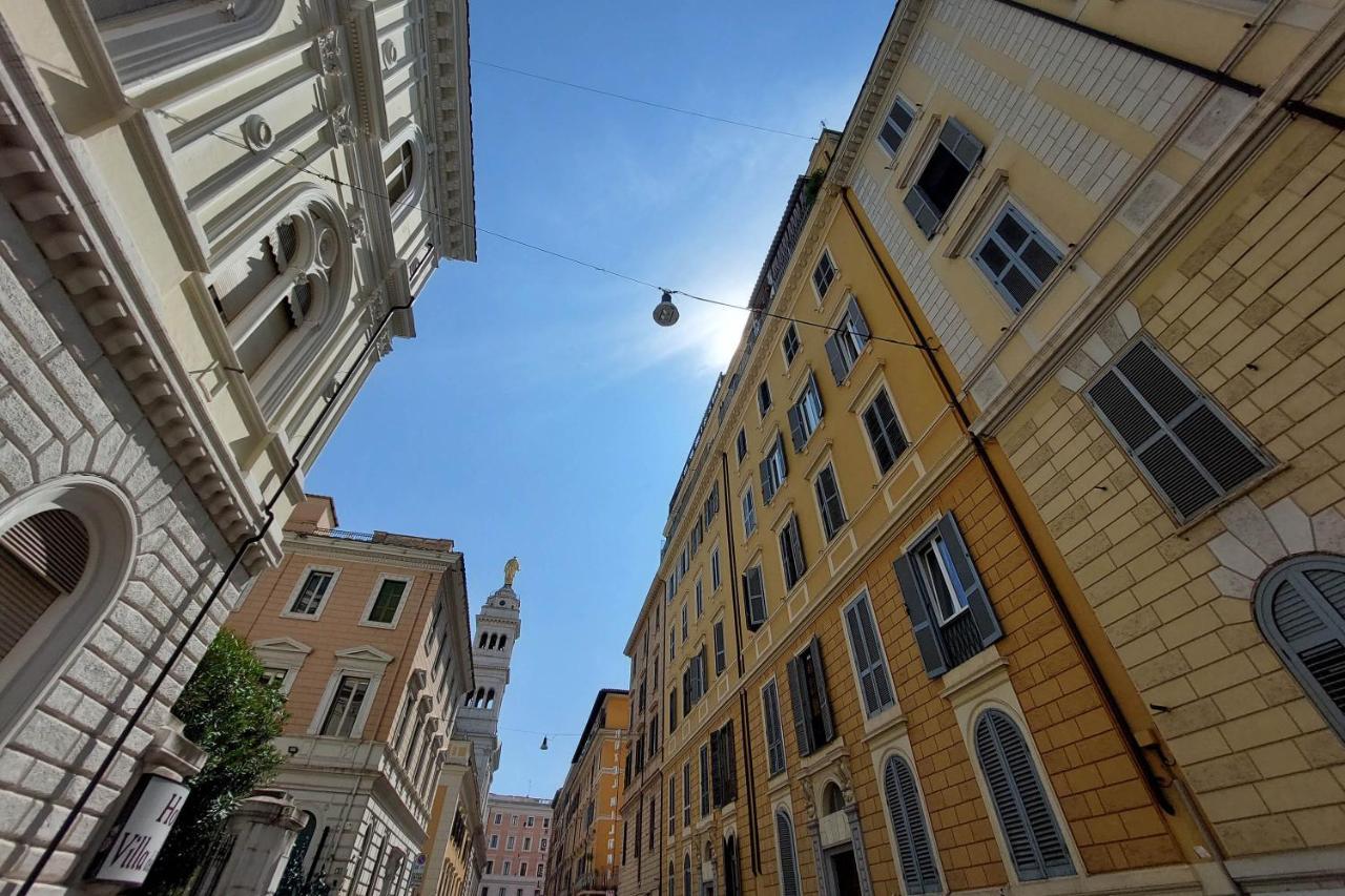 Piccola Piazza Della Liberta Rome