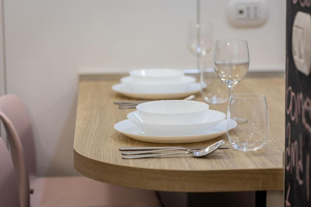 Elegant Near The Colosseum And Metro Apartment Rome